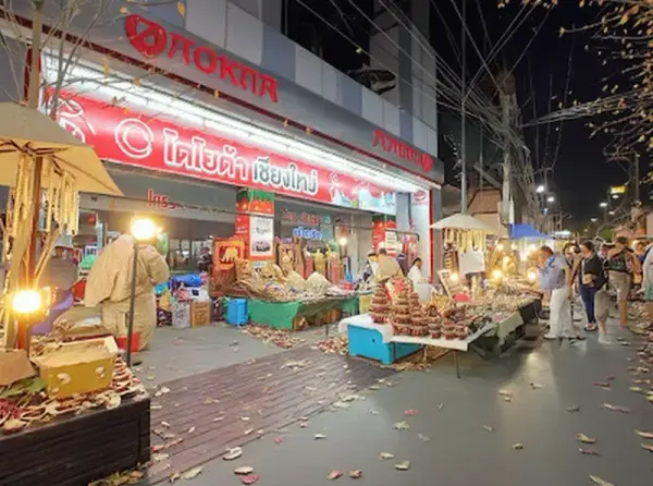 Tha Phae Gate & Sunday Walking Street (Tha Phae Road)