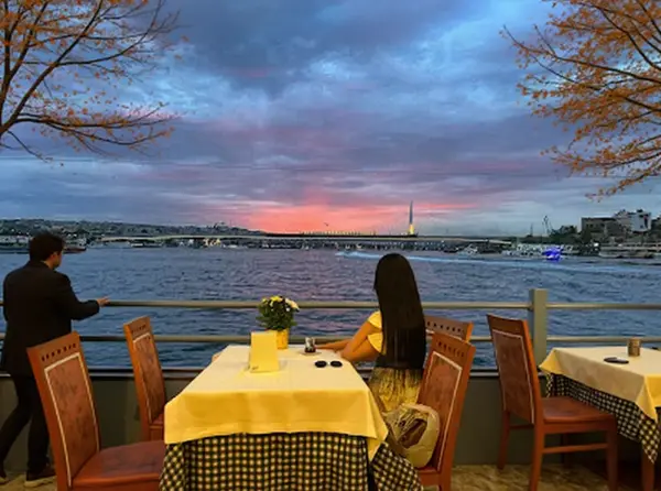 Boğaz kıyısında balık restoranı 3