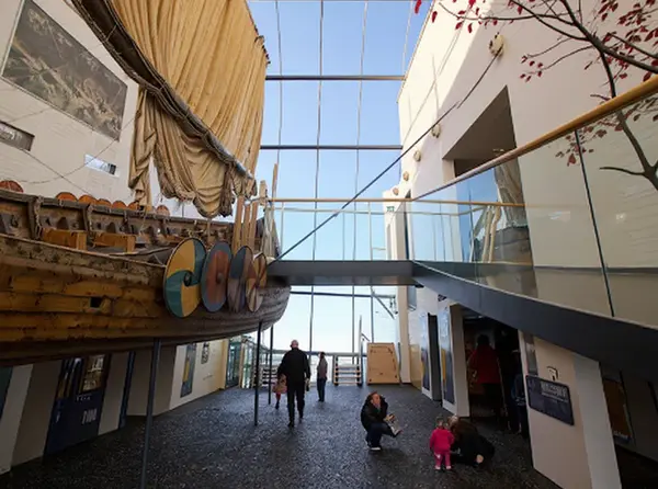 Viking World (Víkingaheimar) – Víkingasafnið með víkingaskipinu Íslendingi