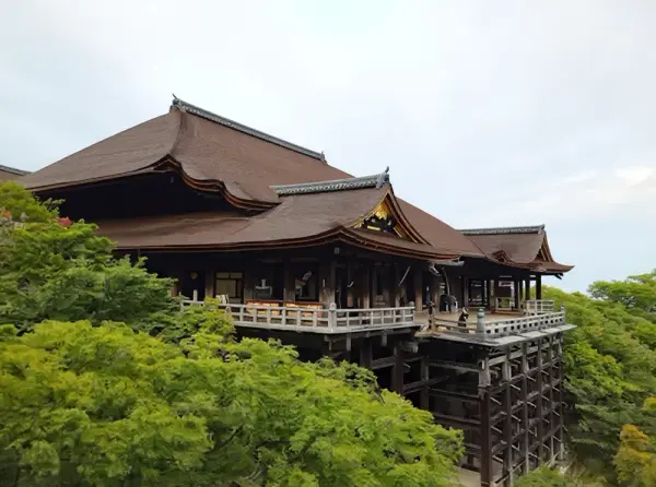 Kiyomizu-dera (清水寺) - historic hillside temple with wooden terrace