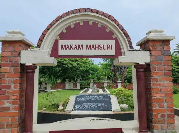 Makam Mahsuri (Mahsuri's Tomb & Cultural Centre)