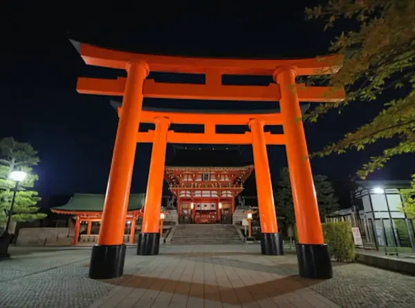 Fushimi Inari Taisha (伏見稲荷大社) - famous torii gate mountain shrine