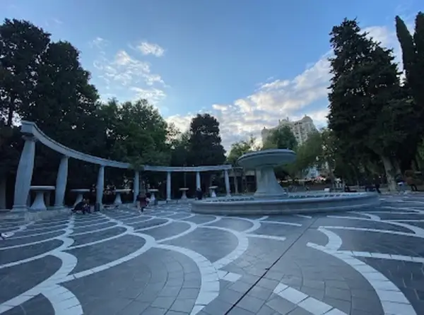 Fountain Square (Fəvvarələr Meydanı)