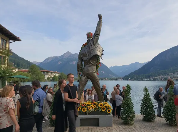 Freddie Mercury Statue
