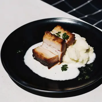 Stegt Flæsk med Persillesovs