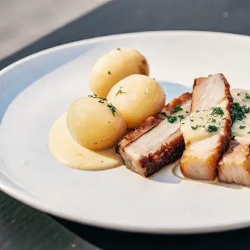 Stegt Flæsk med Persillesovs