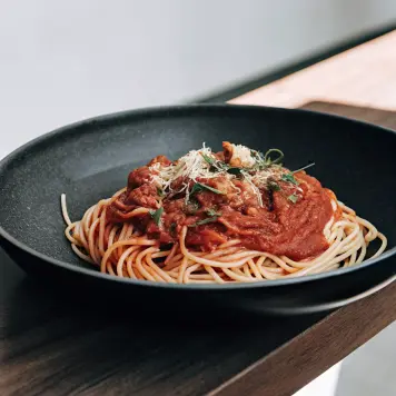 Baasto iyo Suugo (Pasta with Sauce)