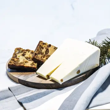 Lincolnshire Poacher Cheese (served with fruitcake)