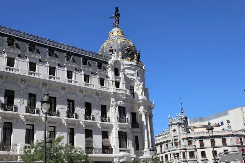 Stunning architectural details of Edificio Metrópolis in Madrid on a clear day.